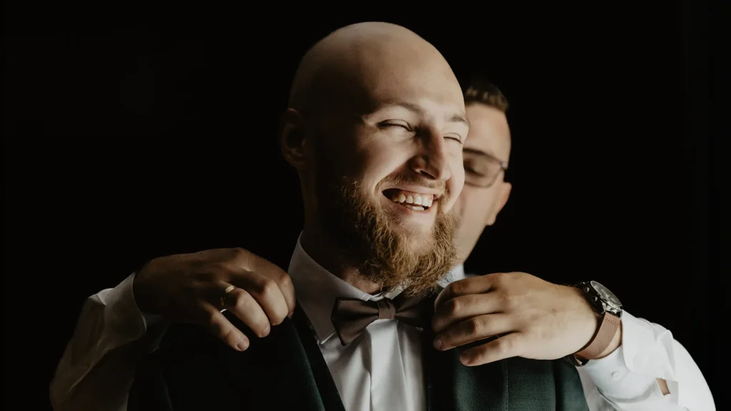 Fotograf ślubny Gliwice – chwile pełne radości podczas ubierania Pana Młodego