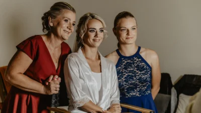Fotograf ślubny Gliwice – portret Pani Młodej z siostrą i mamą