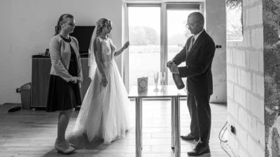 Domowy toast z rodzicami – panna młoda świętuje przygotowania do ślubu