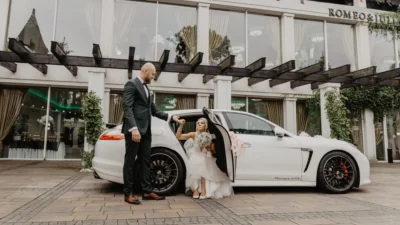 Fotografia ślubna – Para młoda wychodząca z auta przed domem przyjęć Romeo i Julia – Szczyrk, fotografia ślubna