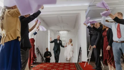 Fotografia ślubna Szczyrk dom przyjęć Romeo i Julia – powitanie pary młodej przez gości
