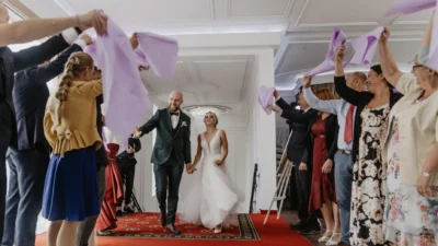 Fotografia ślubna Szczyrk dom przyjęć Romeo i Julia – powitanie pary młodej przez gości
