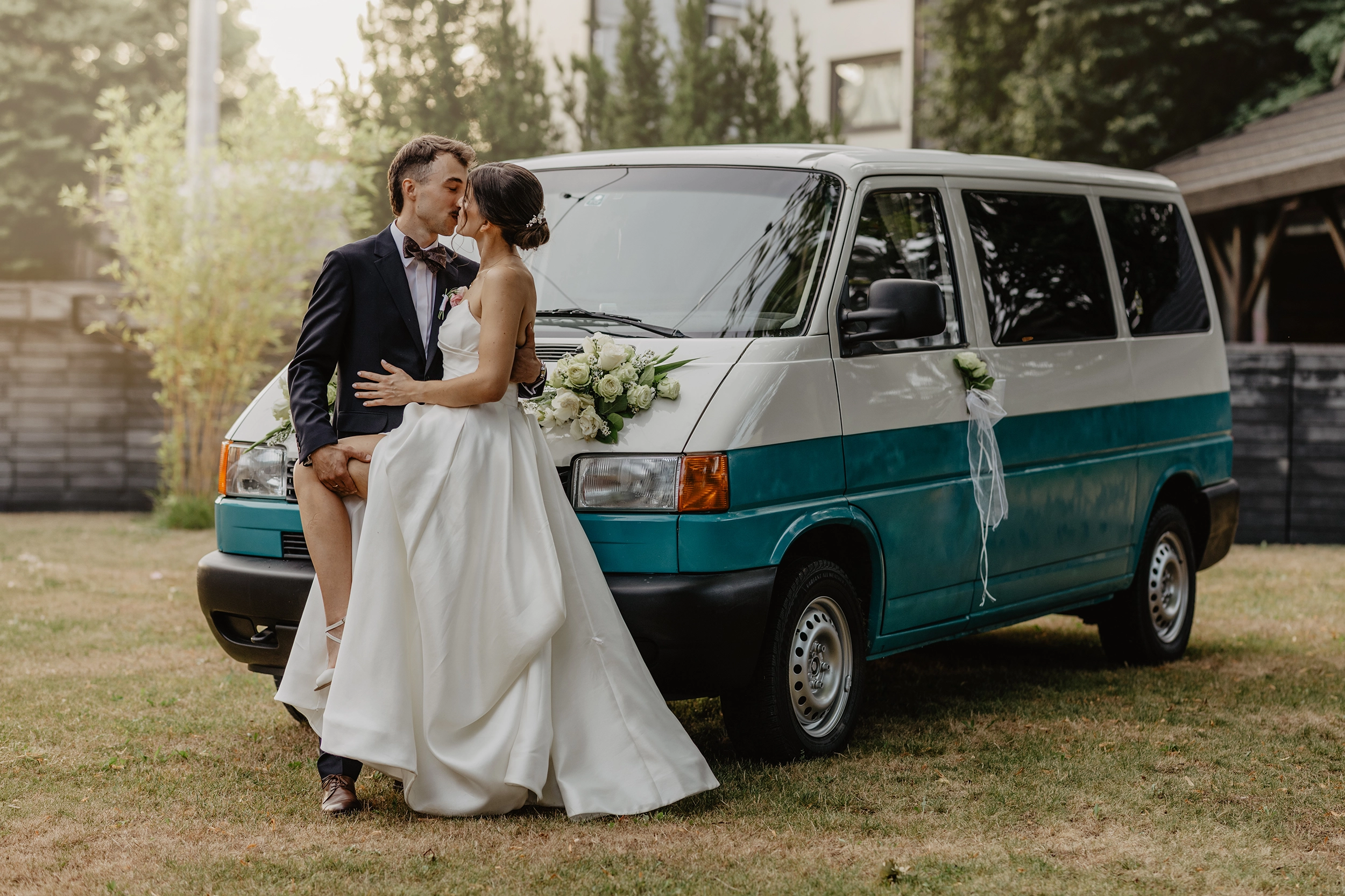 Fotograf ślubny Rybnik - Dorota i Tomek - mini sesja plenerowa - młoda para na tle samochodu